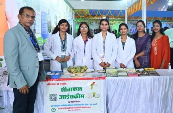 राज्योत्सव में सीताफल से पल्प और आइसक्रीम बनाने का प्रदर्शन