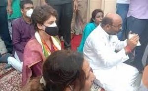 पंचायत चुनाव में हिंसा के खिलाफ कांग्रेस कार्यकर्ताओं के साथ धरने पर बैठीं प्रियंका गांधी वाड्रा