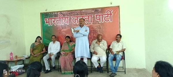 भाजपा महिला मोर्चा की बैठक को संबोधित करते अध्यक्ष जितेन्द्र वर्मा 
