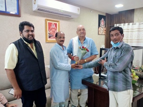 दुर्ग सहकारी बैंक अध्यक्ष जवाहर वर्मा ने किया कृषि मंत्री चैबे से भेंट