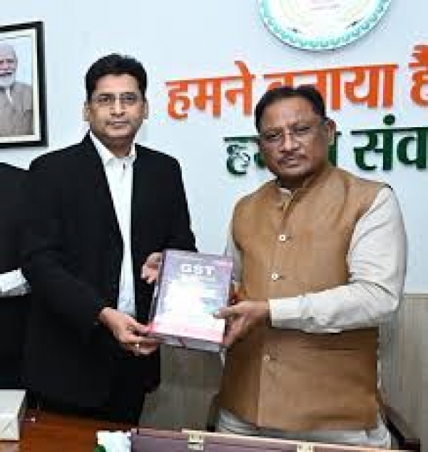 मुख्यमंत्री श्री विष्णु देव साय ने अधिवक्ता विवेक सारस्वत की नवीनतम पुस्तक "जीएसटी लॉ मैनुअल 2025" का किया विमोचन