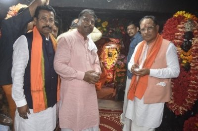 मुख्यमंत्री श्री विष्णु देव साय ने बस्तर की आराध्य देवी मां  दंतेश्वरी की पूजा-अर्चना कर प्रदेशवासियों की खुशहाली की कामना की