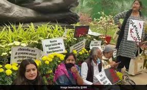 संसद सत्र: राज्यसभा के निलंबित 12 सांसदों का प्रदर्शन जारी, बोले- &#039;सरकार मांगे माफी, हम क्यों मांगेंगे?&#039;