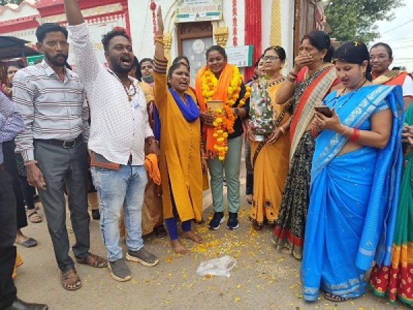 विश्व हिंदू परिषद मातृशक्ति दुर्गा वाहिनी ने किया माउंटेन गर्ल नैना का भव्य स्वागत सम्मान