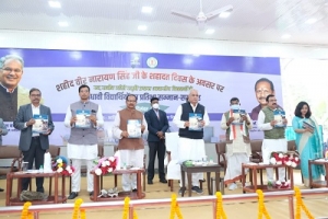 मुख्यमंत्री  भूपेश बघेल ने महान स्वतंत्रता संग्राम सेनानी अमर शहीद वीर नारायण सिंह के शहादत दिवस पर आज यहां अपने निवास कार्यालय में आयोजित..