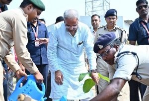 भेंट-मुलाकात कार्यक्रम मुख्यमंत्री  ने बिहारपुर पुलिस थाना का किया निरीक्षण, परिसर में बरगद के पौधे का किया रोपण