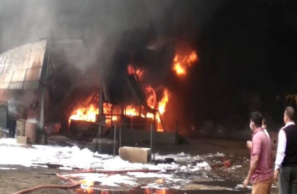 भिलाई की केमिकल फैक्ट्री में भीषण आग, धमाकों से दहला औद्योगिक क्षेत्र ,  वेल्डिंग की चिंगारी से आग भड़कने की आशंका; 50 से ज्यादा ड्रम और दो टैंकर आग की चपेट में, 14 दमकल वाहनों के साथ CISF ने संभाला मोर्चा