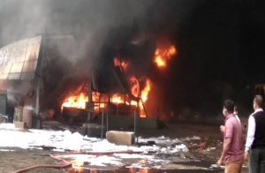 भिलाई की केमिकल फैक्ट्री में भीषण आग, धमाकों से दहला औद्योगिक क्षेत्र ,  वेल्डिंग की चिंगारी से आग भड़कने की आशंका; 50 से ज्यादा ड्रम और दो टैंकर आग की चपेट में, 14 दमकल वाहनों के साथ CISF ने संभाला मोर्चा