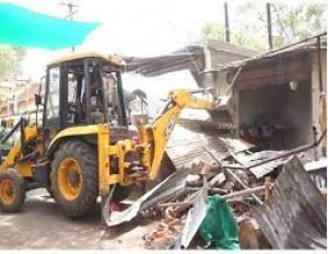 निगम की तोडूदस्ता ने ढहाई केम्प 2 मटन मार्केट में अतिक्रमण कर बनाई दुकानें