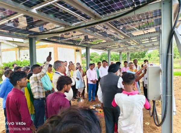 छत्तीसगढ़ का पहला सामूहिक सोलर गांव बना ठेनही: पीएम सूर्य घर योजना से 71 परिवारों को मिलेगी मुफ्त बिजली
