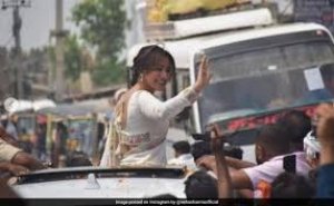 बिहार में पिता के लिए रोड शो करती दिखीं नेहा शर्मा, भागलपुर सीट पर लड़ रहे हैं चुनाव