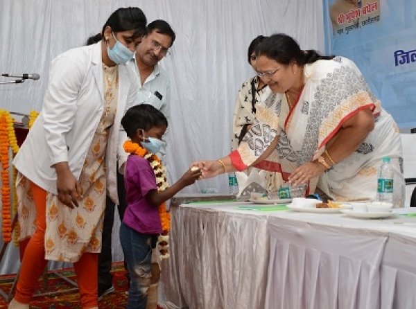 पुनर्वास केन्द्र में सरगुजा जिले के 14 दिव्यांगजन को लगे कृत्रिम पैर-नये जीवन की ओर बढ़े कदम