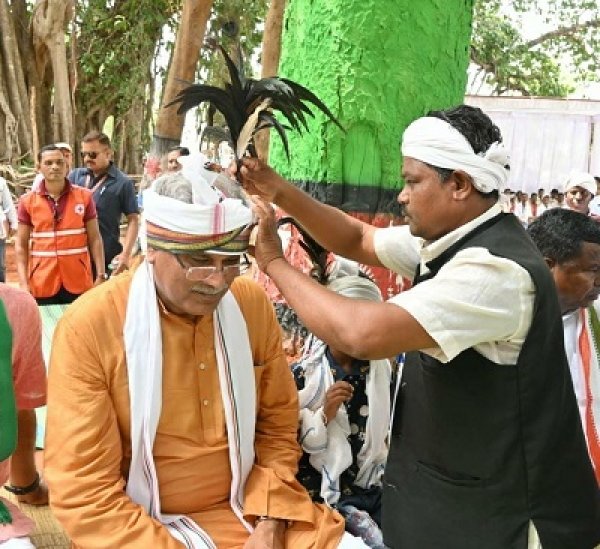 बड़े किलेपाल में मुख्यमंत्री भूपेश बघेल का मोशू पोयाम ने पारंपरिक पटका, कलगी, महुआ माला पहनाकर स्वागत किया...