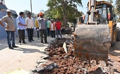 कुरूद लोहिया रोड़ पर हो रहे अवैध अतिक्रमण पर निगम की टीम ने की बेदखली कार्यवाही।