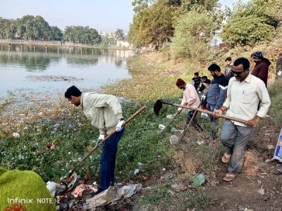 पटरी पार शक्ति नगर तालाब सफाई के लिए कमिश्नर और पार्षद ने बढ़ाया हाथ,