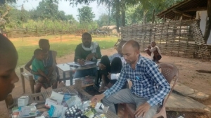 बस्तर संभाग के दूरस्थ क्षेत्र अबूझमाड़ से लगे ग्राम कोंडे तक पहुँची स्वास्थ्य सेवाएँ ,इंद्रावती नदी में स्वयं नाव चलाकर गाँव पहुँचे स्वास्थ्य विभाग के कर्मचारी