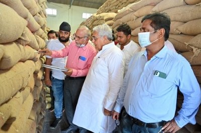 भंडार गृह निगम अध्यक्ष वोरा पहुंचे महासमुंद किया गोदामों का निरीक्षण और पीडीएस चावल के क्वालिटी का परीक्षण