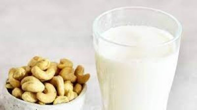 दूध में रातभर भिगोकर रखें काजू, सुबह खाली पेट करें सेवन मिलेंगे ये कमाल के फायदे