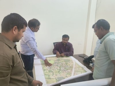 संभागायुक्त श्री कावरे ने नवीन तहसील बोरी का किया औचक निरीक्षण*   *पंजियों का संधारण नहीं पाए जाने पर कर्मचारियों को थमाया नोटिस