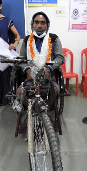 ई-मेगा कैंप में दिव्यांग श्री अर्जुन टांडे को मिला बैटरी चलित ट्रायसायकल..