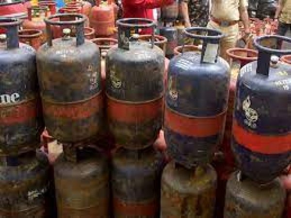 LPG Price Hike : महीने के पहले दिन महंगाई की मार, अब इतने में मिलेगा एक कॉमर्शियल सिलिंडर