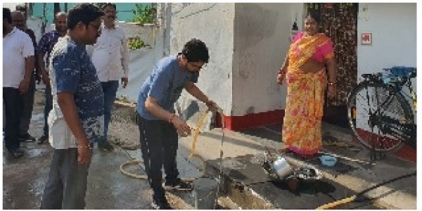 आयुक्त ने  राम नगर उरला के अंतिम घरो में पेयजल व्यवस्था देखने स्वयं पानी पीकर देखा