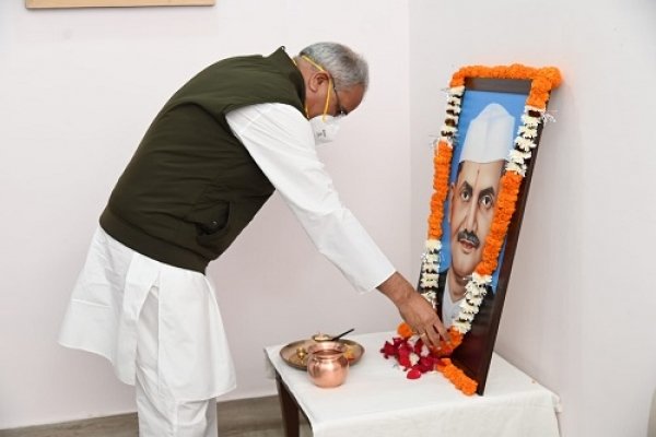 मुख्यमंत्री  ने पूर्व प्रधानमंत्री लाल बहादुर शास्त्री की पुण्यतिथि पर उन्हें नमन किया