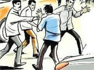 न्यूज के लिए फोटो खींचने पर प्रेस फोटोग्राफर राजा से युकां नेता ने की मारपीट