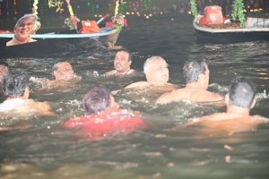 मुख्यमंत्री भूपेश बघेल ने आज प्रातः महादेव घाट पर किया कार्तिक पूर्णिमा स्नान