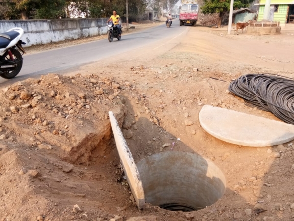 खोदे गये गड्ढों में गिरने से एक की मौत,कई घायल , मौत के मुह में समाने से बाल-बाल बचे