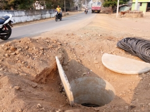 खोदे गये गड्ढों में गिरने से एक की मौत,कई घायल , मौत के मुह में समाने से बाल-बाल बचे