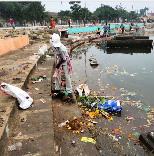 छठ पूजा के बाद तालाबों की सफाई में जुटा निगम का अमला