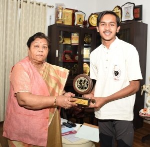 राज्यपाल  उइके से से घुमन्तू युवा  रोहन ने भेंट की