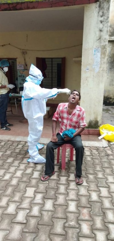बाजार क्षेत्र में मानिटरिंग करने रिसाली निगम ने बनाई टीम , पसरा लगाकर व्यवसाय करने वाले लोगों का लिया सैंपल
