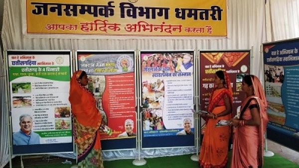 सिलघट के ग्रामीणों ने सराहा जनसंपर्क विभाग की छायाचित्र प्रदर्शनी निःशुल्क पुस्तक, ब्रोशर और पाॅम्पलेट को बताया उपयोगी