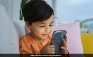 बिना पलकें झपकाए पूरा दिन फोन और टीवी में घुसा रहता है बच्चा, आंखों की है चिंता? तो बिना सोचे करें ये 5 काम