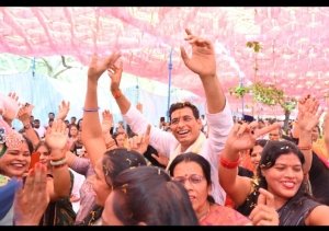 विधायक देवेंद्र अबीर गुलाल लगाकर बड़ो से  लिये आशीर्वाद और होली की बधाई दी
