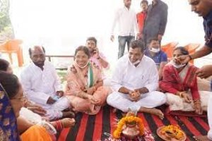 बनने वाले स्ट्रोटर्फ युक्त बैडमिंटन कोर्ट के लिए एमआईसी प्रभारी एंकाश बंछोर और साकेत चन्द्राकर ने किया भूमिपूजन