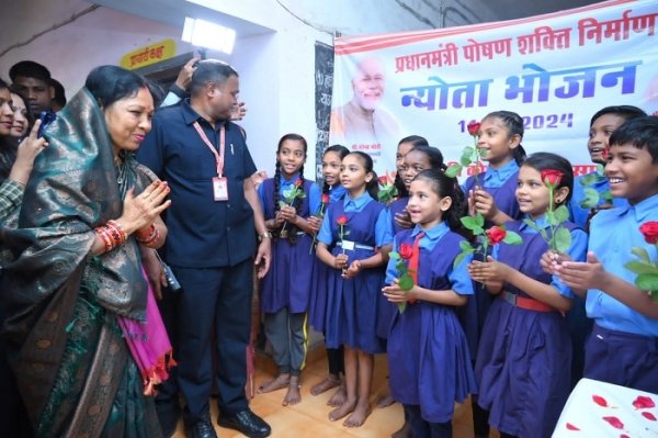मुख्यमंत्री की धर्मपत्नी ने अपने जन्मदिन पर आयोजित न्योता भोज में अपने हाथों से बनी खीर बच्चों को परोसी