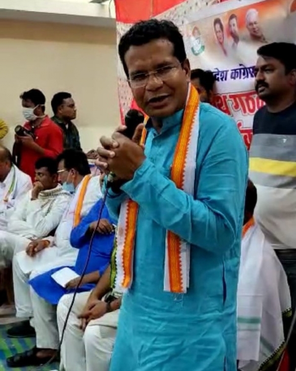 प्रदेश कांग्रेस अध्यक्ष मोहन मरकाम तखतपुर में बूथ प्रबंधन की बैठक में शामिल हुये