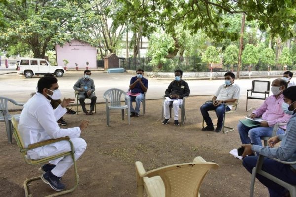 कोविड के रोकथाम के लिए विधायक देवेंद्र यादव ने ली निगम अधिकारियों की बैठक