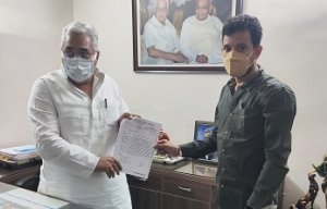 पुस्तके एवम स्टेशनरी दुकानों को खोलने विधायक अरूण वोरा को एनएसयूआई ने सौंपा ज्ञापन