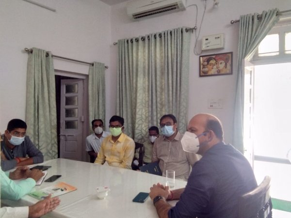 ग्रामीण क्षेत्रों में 3 सूत्रों पर हो रहा कोरोना संक्रमण की रोकथाम का काम, इन पर हो रहे काम देखने पहुंचे कलेक्टर
