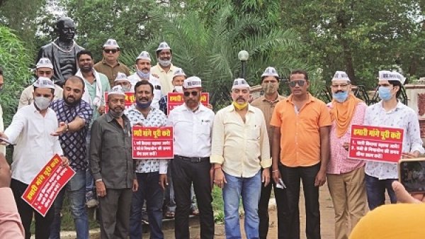 बस ऑपरेटरों ने निकाली बसों की बारात रैली , यात्री किराया बढ़ाने सहित विभिन्न मांगों को लेकर कलेक्टर को सौंपा ज्ञापन