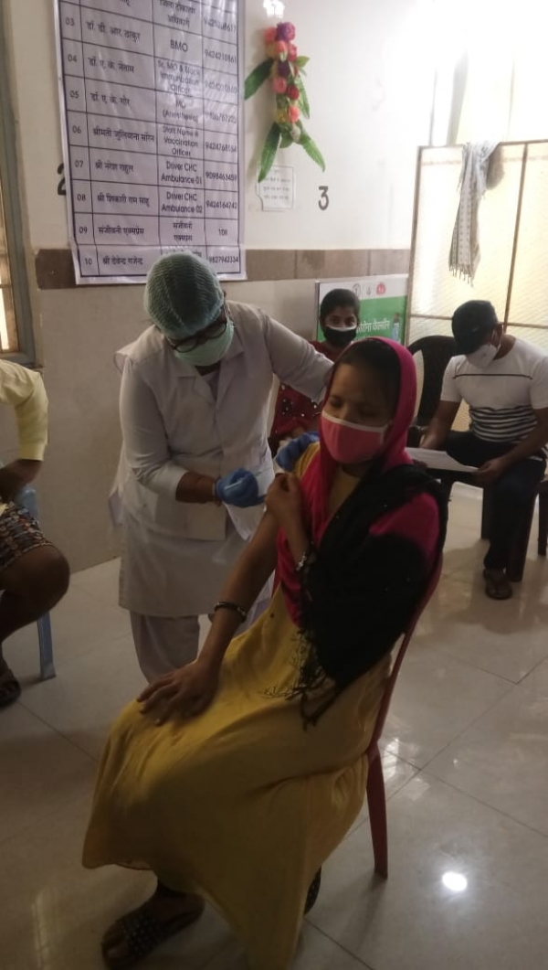 18+ की श्रेणी में पूर्व पार्षद जीतू विककी खनूजा ने कोविड वैक्सीन का पहला डोज लगवाया
