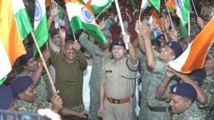 शहादत का सम्मान, देश भक्ति के रंग में रंगे जवान हाथों में तिरंगा लेकर मातृभूमि की शान में लगाए नारे