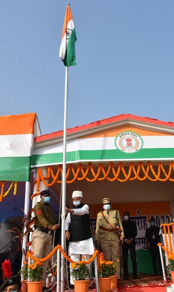 गृह मंत्री  साहू ने झंडा फहराया