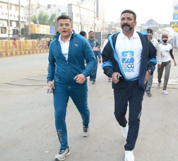 रन फॉर सीजी प्राइड&rsquo; के दौरान दौड़ लगाते वरिष्ठ आईएएस एवं मुख्यमंत्री के विशेष सचिव डॉ. एस. भारतीदासन और उप पुलिस महानिरीक्षक  आरिफ शेख...