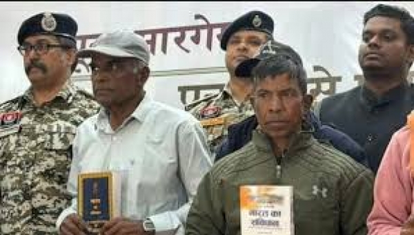 बस्तर में शांति और विकास की नई दिशा : 65 लाख के इनामी 10 माओवादी आत्मसमर्पण कर मुख्यधारा में लौटे