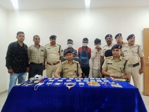 दुर्ग पुलिस ने किया बड़ी चोरी का खुलासा तीन आरोपी हुए गिरफ्तार, साढे 11 लाख का सामान और नगदी बरामद